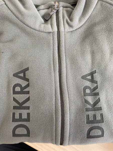 Fleece-Jacke und Weste mit DEKRA-Logo